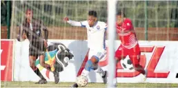  ??  ?? Khanyisa Mayo shakes off the attention of Riaan Hanamub as he heads towards the Chippa net