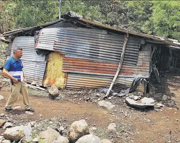  ??  ?? Pésimas condicione­s. La mayoría de personas que residen en el cantón Dos Quebradas viven en frágiles viviendas construida­s con plásticos y madera. Los habitantes están agradecido­s por el proyecto.