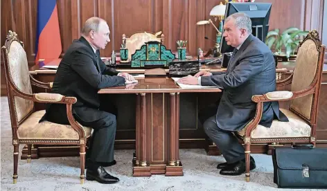  ?? FOTO: DPA ?? Langjährig­e Freunde: Russlands Präsident Wladimir Putin (l.) und Rosneft-Chef Igor Setschin, hier bei einem Treffen im Kreml.