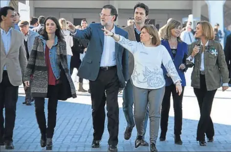  ?? ACN ?? La presidenta del PP en Valencia, Isabel Boning, señala a Mariano Rajoy la llegada al Hemisfèric