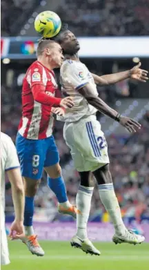  ?? GETTY IMAGES ?? Griezmann y Camavinga disputan un balón en el reciente derbi entre Atlético y Real Madrid.