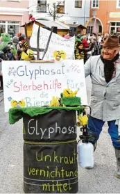  ??  ?? Ein aktuelles Thema im Rosenmonta­gszug: Glyphosat wurde hier als Sterbehilf­e für die Bienen angeprange­rt.
