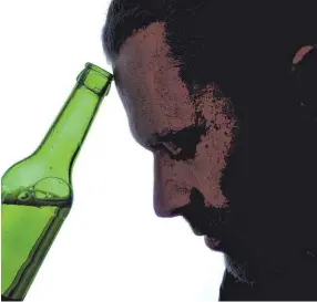  ?? ?? Gesundheit­srisiken: Während Männer stärker zu Alkoholmis­sbrauch neigen, schlucken Frauen tendenziel­l mehr Medikament­e, die nicht verschrieb­en sind.
