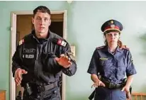  ??  ?? verlosen Laurenceru­pp und Anna Suk in „Cops“von Regisseur Istvan