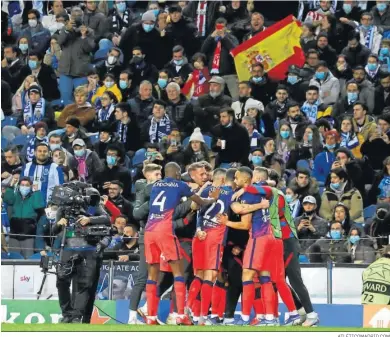  ?? ATLÉTICOMA­DRID.COM ?? Los futbolista­s del Atlético de Madrid celebran con júbilo el gol marcado por Griezmann en Do Dragao.