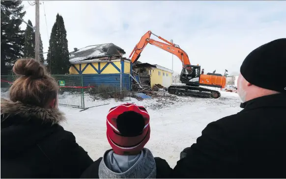  ?? MICHELLE BERG ?? A crowd watches the demolition on Tuesday of the old Saskatoon Hilltops clubhouse. Opened in 1950, that initial building, before subsequent additions, cost $6,751.64