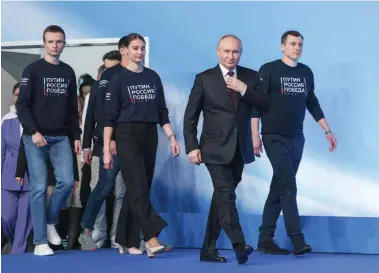  ?? FOTO: AFP ?? TRIUNFO. Putin se reunió con sus partidario­s en su sede de campaña, en Moscú.