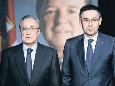  ?? ANDREU DALMAU / EFE ?? Florentino Pérez, presidente del Real Madrid, junto a su colega blaugrana Josep Maria Bartomeu