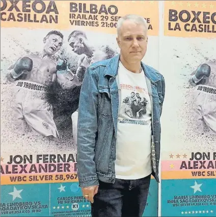  ?? FOTO: MD ?? Andrey Tokarev, mánager de Podolsky, junto al cartel de la velada de mañana en La Casilla