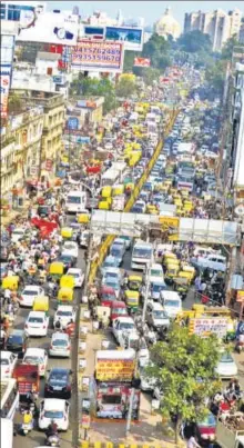  ?? DEEPAK GUPTA/ HT PHOTOS ?? ▪ WHAT MAKES IT A SLOW LANE? Chaos at Burlington crossing that sees traffic from all sides, diversions, demonstrat­ions at Ganj crossing and haphazard parking on Ashok Marg add to the commuters’ pain.