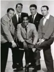  ?? GETTY IMAGES ?? Frank Sinatra, left, entertaine­d fellow Rat Pack friends Dean Martin, Sammy Davis Jr., Peter Lawford and Joey Bishop.