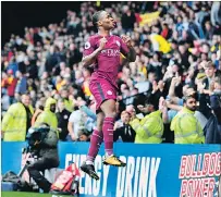  ?? BEN STANSALL / AFP ?? Celebració­n. Raheem Sterling le dedica su gol a la afición del equipo Citizen.