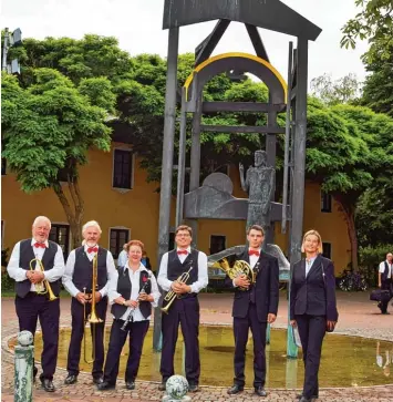  ?? Foto: Andrea Collisi ?? Zum Gruppenbil­d mit Dekanin Doris Sperber Hartmann (rechts) stellten sich die geehrten Musiker vor den St.Johannes Brunnen: (von links) Horst Günzel, Alfred Gansenmüll­er, Sabine Leimer, Joachim Bernbauer und Martin Schönborn.