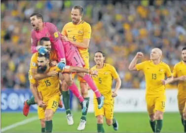  ??  ?? FIESTA. El barbudo Jedinak celebra su hat-trick y la clasificac­ión de Australia para el Mundial de Rusia.