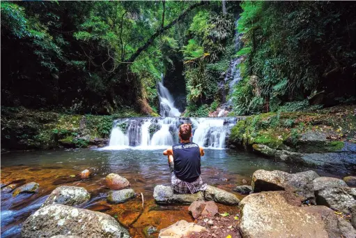  ?? Photo by @gypsea_lust ?? Above: Watching a waterfall. Centre: Relaxing in dual bath tubs.