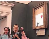  ?? FOTO: DPA ?? Kurz nachdem das Bild des Künstlers Banksy für umgerechne­t 1,2 Millionen Euro versteiger­t wurde, lief es durch einen Schredder.