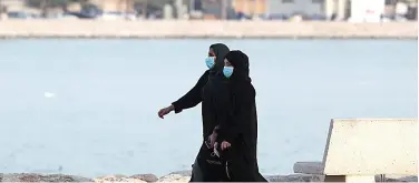  ?? Reuters ?? ↑
Women wear protective facemasks as they walk in Qatif, recently.
