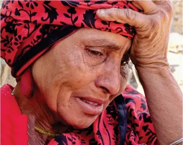  ??  ?? مسنة يمنية تبكي بعدما أجبرها الحوثيون على مغادرة منزلها في تعز. (أنس الحاج)