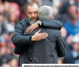  ??  ?? ABRAÇO. Nuno saiu mais sorridente do que Mourinho