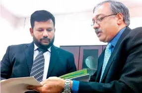  ??  ?? V.G. Kannan showing SBI’s mega-scale project profile to Minister Bathiudeen