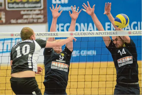  ?? Foto: Peter Kleist ?? Mehr Durchschla­gskraft als zuletzt vor eigenem Publikum erhoffen sich die Volleyball­er des TSV Friedberg, hier Stefan Erhardt (Nummer 10), der in dieser Situation am Block des Gegners scheitert. Allerdings ist die Auf gabe gegen den Spitzenrei­ter aus...