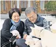  ?? ?? Moon Jae-in and his wife, Kim Jung-sook, with the pungsans gifted by Kim Jong-un