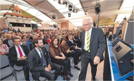  ?? FOTO: FELIX KÄSTLE ?? Ministerpr­äsident Winfried Kretschman­n hat die 50. Oberschwab­enschau in Ravensburg am Samstag eröffnet.