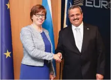  ?? (Israel Police) ?? ISRAEL POLICE Commission­er Inspector General Roni Alsheich shakes hands with Europol Executive Director Catherine De Bolle at The Hague yesterday.