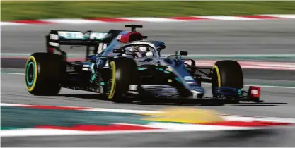  ?? Albert Gea - 28.fev.20/reuters ?? Lewis Hamilton acelera sua Mercedes durante os treinos da pré-temporada no circuito da Catalunha, pouco antes da suspensão das primeiras provas de Fórmula 1 por causa da pandemia de coronavíru­s