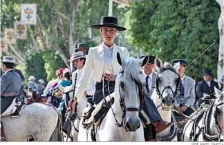  ?? JOSÉ ÁNGEL GARCÍA ?? Una amazona de paseo por el real.