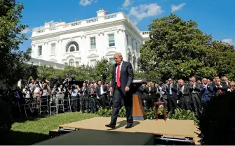  ??  ?? Le 1er juin 2017, le président américain Donald Trump quitte la conférence de presse à la Maison Blanche après l’annonce du retrait des États-Unis de l’Accord de Paris.