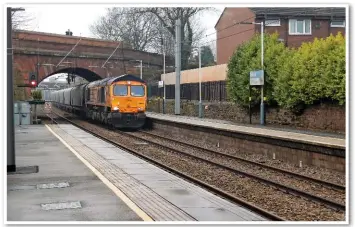  ?? JO CLOUGH. ?? Rainhill’s renowned skew bridge frames GBRf 66748, with the 1123 Liverpool Biomass terminal to Drax on January 24.