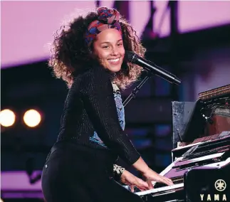  ?? (Pictured: Performing in New York City’s Times Square; Gary Gershoff/Getty Images for Alicia Keys) ?? MADE IT to Israel (L): Singersong­writer Alicia Keys.