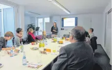  ?? FOTO: IHK ULM ?? Mitarbeite­r der „Schwäbisch­en Zeitung“in Biberach geben einen Einblick in die verschiede­nen Berufsbild­er des Konzerns Schwäbisch Media