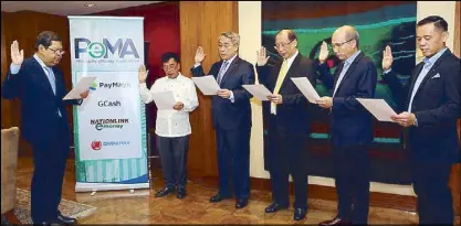  ??  ?? BSP Governor Nestor Espenilla Jr. (left) leads the oath-taking of PeMA officers (from left) independen­t director Eduardo Jimenez, treasurer Simoun Ung of Omnipay, vice chairman Zoilo Dela Cruz of Nationlink, chairman Orlando Vea of PayMaya and president Albert Tinio of G-Xchange.