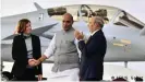  ??  ?? Der indische Verteidigu­ngsministe­r Rajnath Singh bei der Übernahme eines französisc­hen Kampfjets (Archivbild)