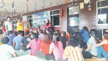  ??  ?? Residents listen to a talk at Rumah Julia Awal.