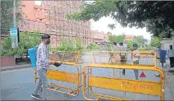  ?? HIMANSHU VYAS ?? An employee of the Jaipur Municipal Corporatio­n sanitises a police checkposts opposite Hawa Mahal on Monday.