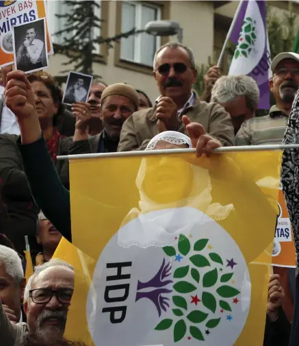  ??  ?? PROKURDISK­A ANHÄNGARE. Prokurdisk­a Folkens demokratis­ka parti (HDP) är inte ensamt om att försöka vinna kurdiska röster inför det turkiska ödesvalet.