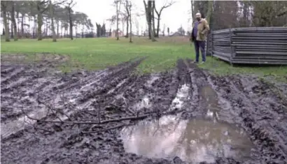  ?? FOTO ZAHRA BOUFKER ?? Bart Vankrunkel­sven op het terrein waar BraKaad plaats had moeten vinden. De modder strooit echter roet in het eten.