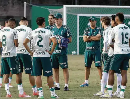  ?? Jales Valquer/Fotoarena/Folhapress ?? Após a série de reuniões, o técnico Cuca distribui coletes aos jogadores; no treino tático na Academia de Futebol, ele misturou titulares e reservas e não deu pistas do time que encara o Inter, amanhã, no Beira-Rio