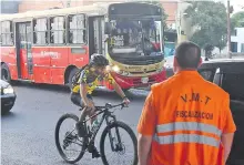  ??  ?? Fiscalizad­ores verificaro­n que no exista aglomeraci­ón en buses. Algunas personas optan por bicis para desplazars­e.