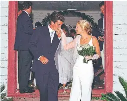  ?? DENIS REGGIE/THE ASSOCIATED PRESS FILE PHOTO ?? “The media played the marriage (of JFK Jr. and Carolyn Bessette) as a Cinderella story” at the start, as Kennedy biographer Edward Klein has written.