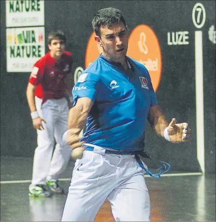  ?? FOTO: MIREYA LÓPEZ ?? Mikel Urrutikoet­xea golpea la pelota con su derecha, con Irribarria a la expectativ­a, en una acción del choque de ayer en Bilbao