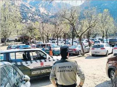  ?? EMERGENCIA­S MADRID ?? Un agente forestal de la Sierra de Guadarrama observa atónito la aglomeraci­ón de visitantes