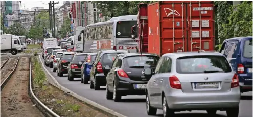  ??  ?? Auf dem Weg in die Innenstadt – wie hier in Unterbilk – stehen immer mehr Autofahrer im Stau.