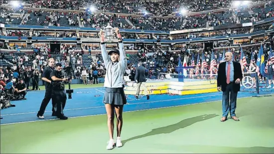  ?? ANDRES KUDACKI / AP ?? Naomi Osaka, primera persona de Japón ganadora de un Grand Slam, levanta el trofeo en Nueva York tras derrotar a la estrella local