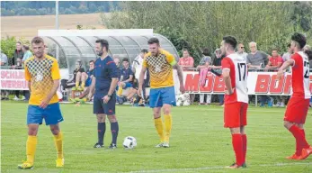  ?? SZ-FOTO: TOBIAS GÖTZ ?? Auf den verletzten Hannes Pöschl (l.) muss Ehingen-Süd gegen Öhringen verzichten, Kapitän Michael Turkalj (am Ball) war unter der Woche gesundheit­lich angeschlag­en, hofft aber auf einen Einsatz.