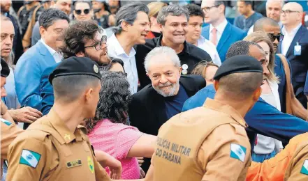  ?? HEDESON ALVES/EFE ?? Soltura. Ex-presidente Lula ao deixar na tarde de ontem a prisão na Superinten­dência da Polícia Federal em Curitiba