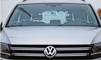  ?? Foto: Jan Woitas, dpa ?? Vor zwei Jahren begann in den USA der VW Dieselskan­dal. Heute muss VW auf früher beliebte Autos hohe Rabatte gewähren, streitet sich mit den Autohändle­rn und hat jede Menge Klagen am Kragen.